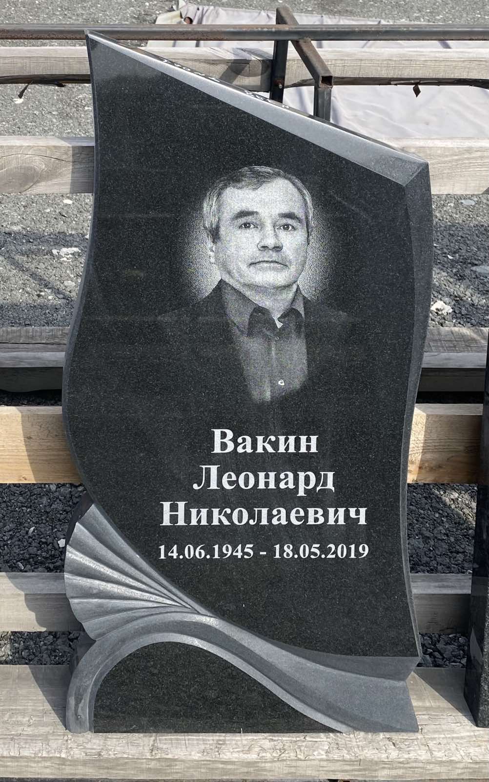 Памятник №061 из черного гранита — фото 5